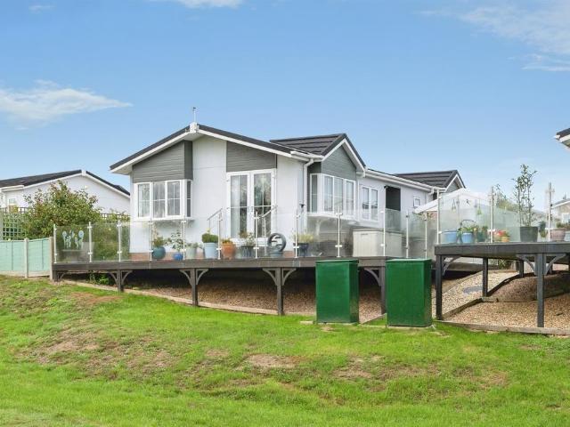 2 bedroom detached bungalow for sale