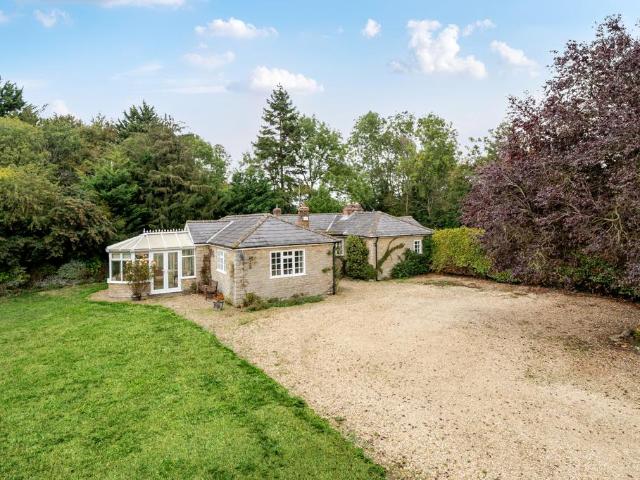 2 bedroom detached bungalow for sale