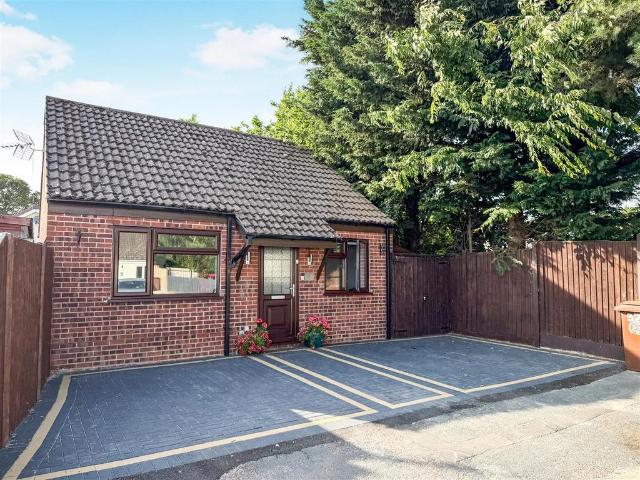 2 bedroom detached bungalow for sale