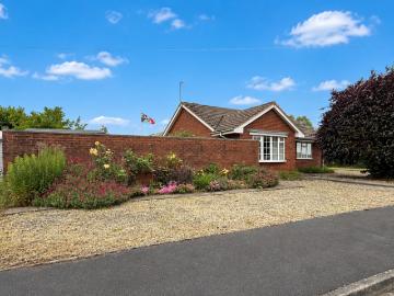 2 bedroom detached bungalow for sale