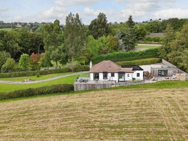 2 bedroom detached bungalow for sale