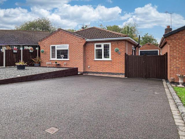 2 bedroom detached bungalow for sale