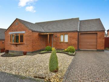 2 bedroom detached bungalow for sale