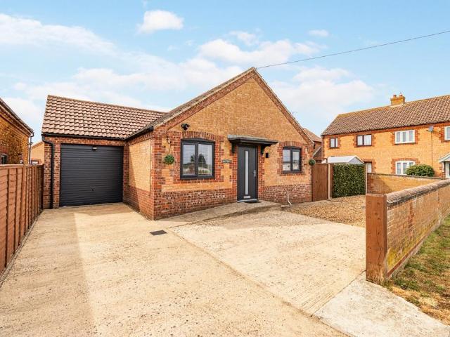 2 bedroom detached bungalow for sale