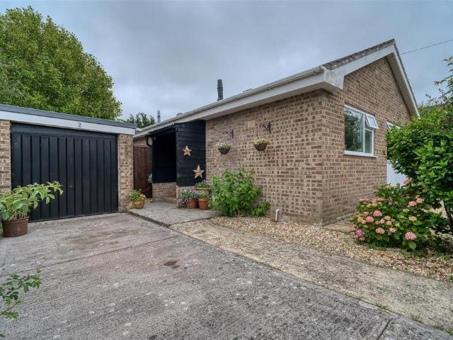 2 bedroom detached bungalow for sale