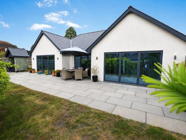 2 bedroom detached bungalow for sale