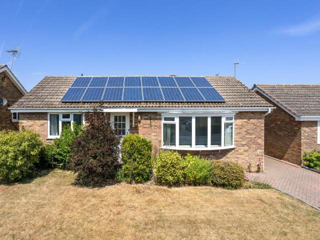2 bedroom detached bungalow for sale