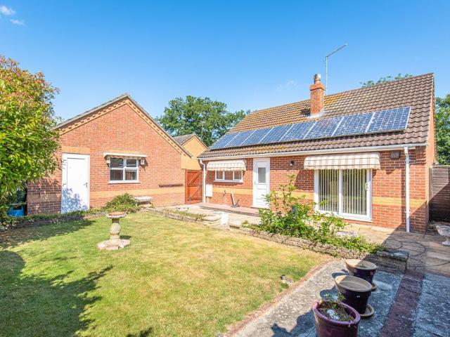 2 bedroom detached bungalow for sale