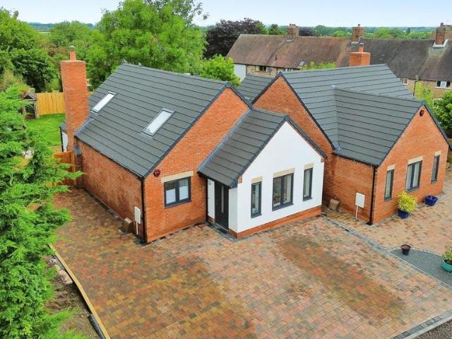 2 bedroom detached bungalow for sale