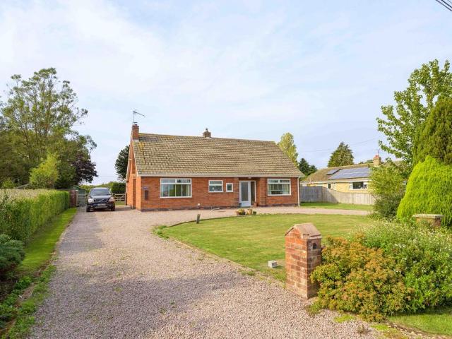 2 bedroom detached bungalow for sale