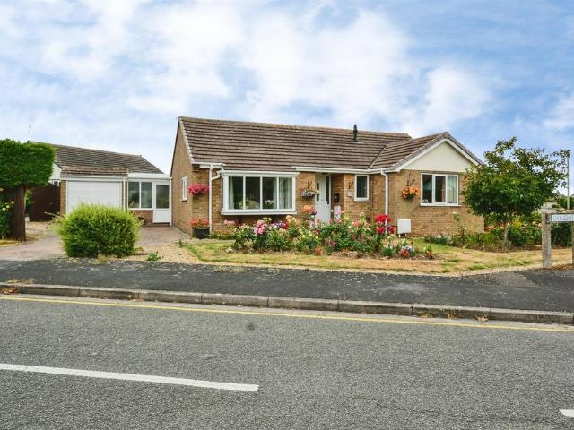 2 bedroom detached bungalow for sale