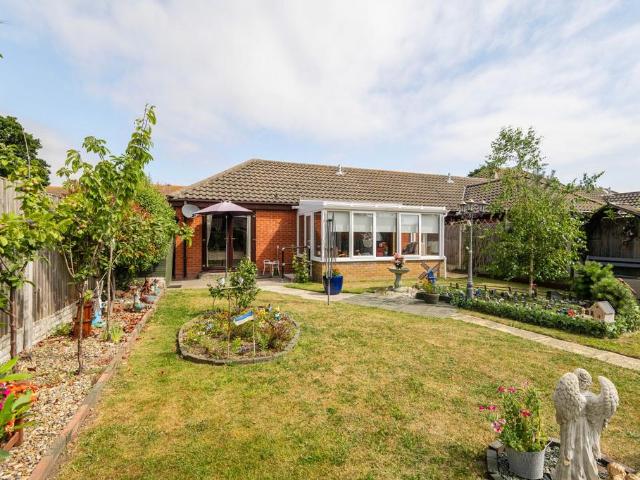 2 bedroom detached bungalow for sale