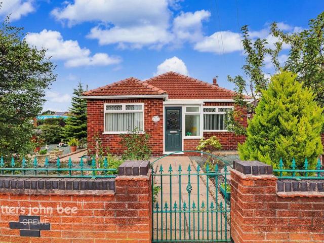2 bedroom detached bungalow for sale
