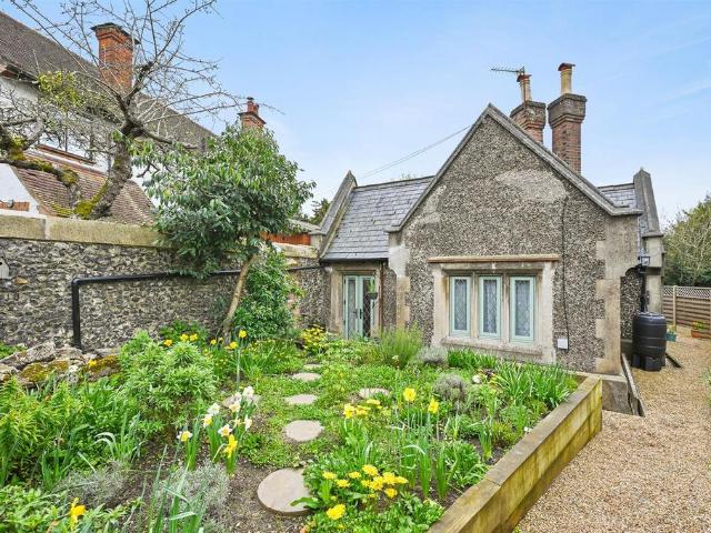 2 bedroom detached house for sale