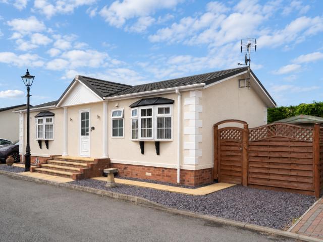 2 bedroom detached bungalow for sale