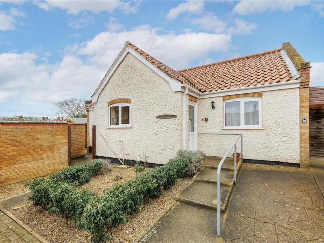 2 bedroom detached bungalow for sale