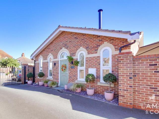 2 bedroom detached bungalow for sale