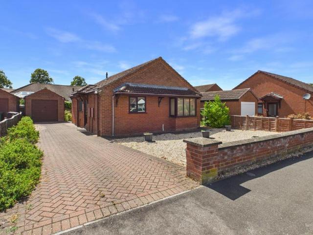 2 bedroom detached bungalow for sale