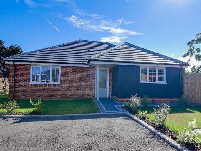 2 bedroom detached bungalow for sale