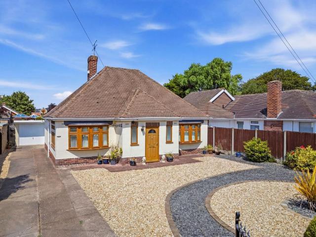 2 bedroom detached bungalow for sale