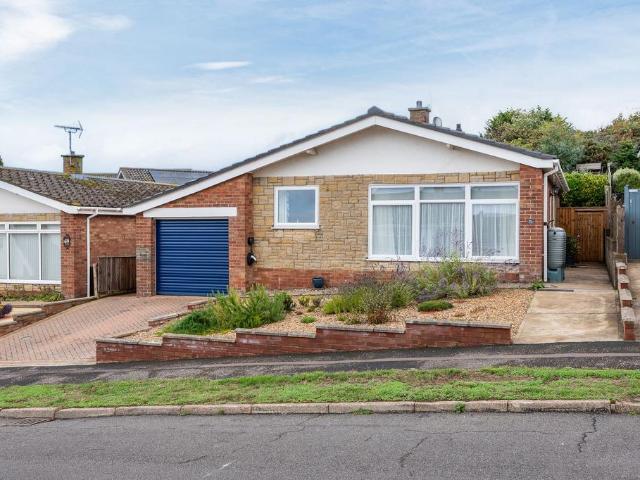 2 bedroom detached bungalow for sale