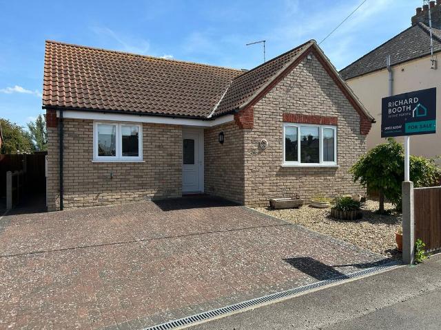 2 bedroom detached bungalow for sale