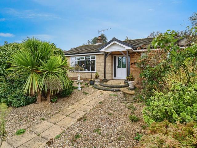 2 bedroom detached bungalow for sale