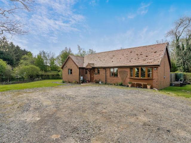 2 bedroom detached bungalow for sale