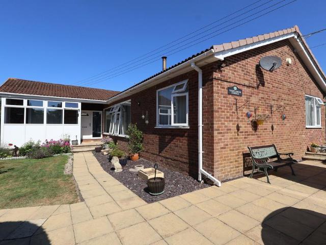 2 bedroom detached bungalow for sale