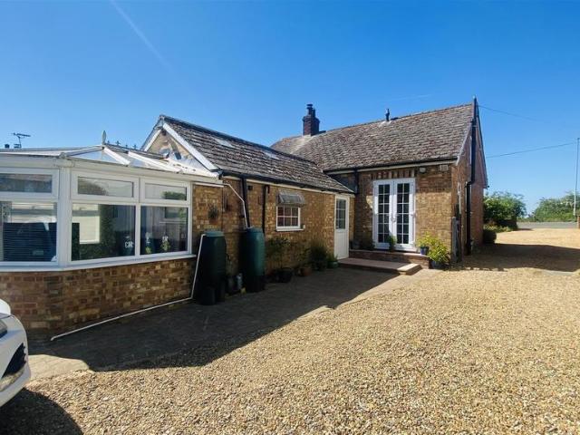 2 bedroom detached bungalow for sale