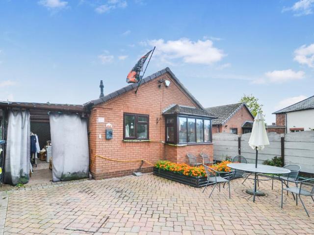 2 bedroom detached bungalow for sale