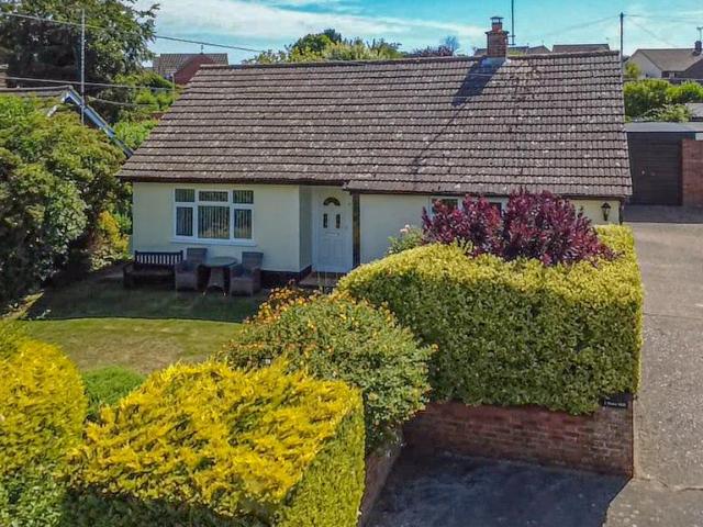 2 bedroom detached bungalow for sale