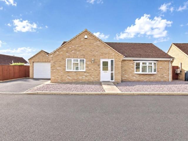 2 bedroom detached bungalow for sale