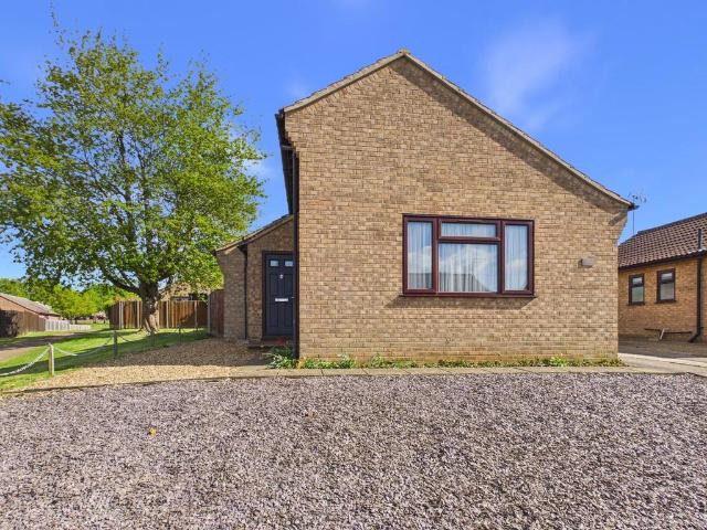 2 bedroom detached bungalow for sale