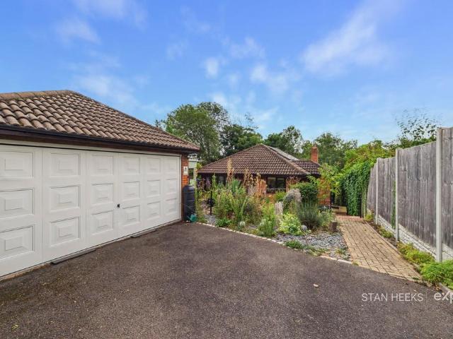 2 bedroom detached bungalow for sale