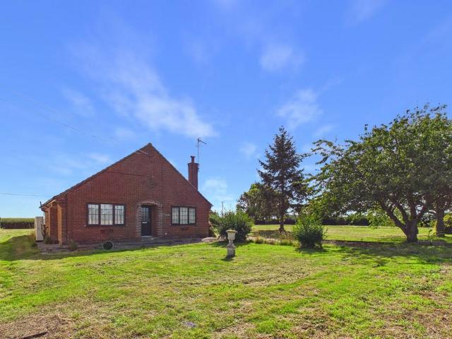 2 bedroom detached bungalow for sale