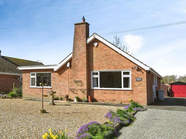 2 bedroom detached bungalow for sale