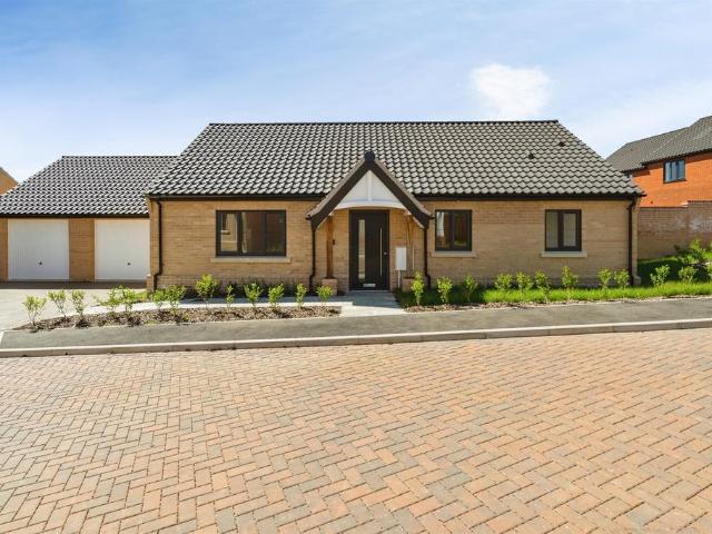 2 bedroom detached bungalow for sale
