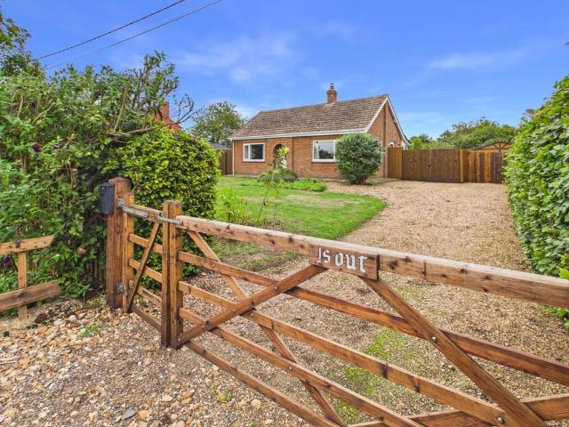 2 bedroom detached bungalow for sale