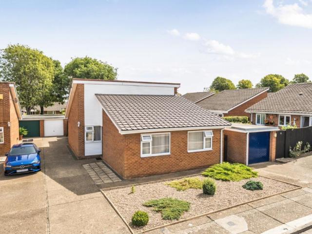 2 bedroom detached bungalow for sale