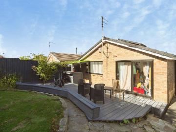 2 bedroom detached bungalow for sale