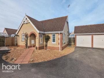 2 bedroom detached bungalow for sale