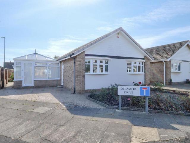 2 bedroom detached bungalow for sale