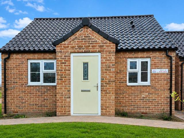 2 bedroom detached bungalow for sale