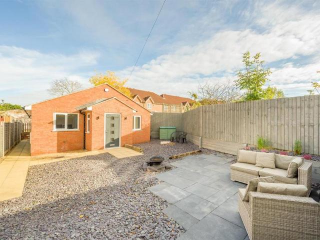 2 bedroom detached bungalow for sale