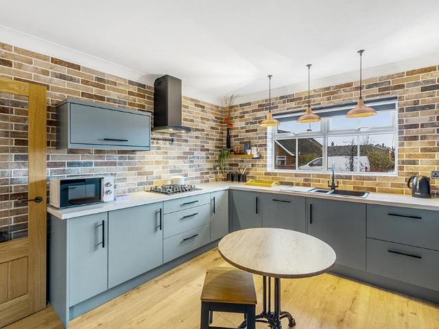 2 bedroom detached bungalow for sale