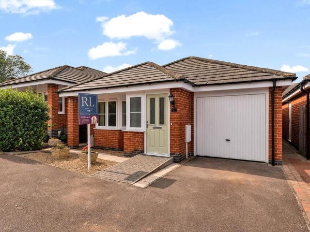 2 bedroom detached bungalow for sale