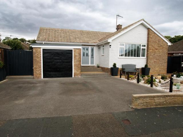 2 bedroom detached bungalow for sale