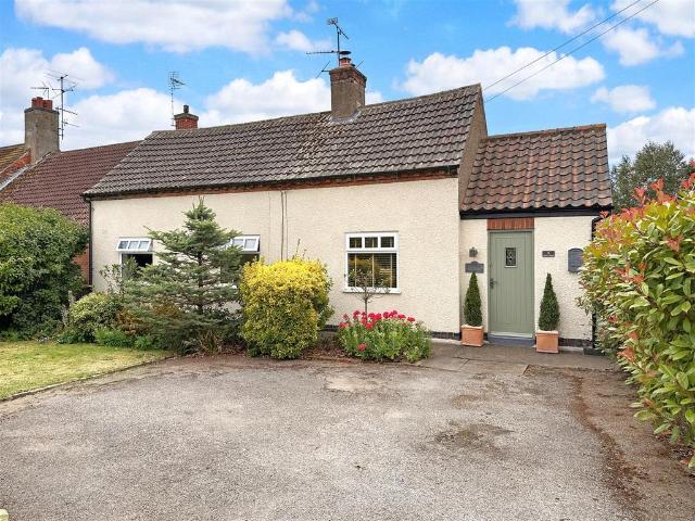 2 bedroom detached bungalow for sale