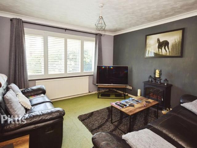 2 bedroom detached bungalow to rent